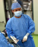 手術中の熊野医師