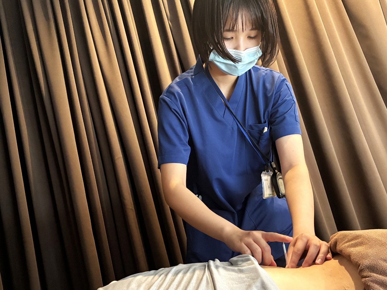 鍼治療をする鍼灸師